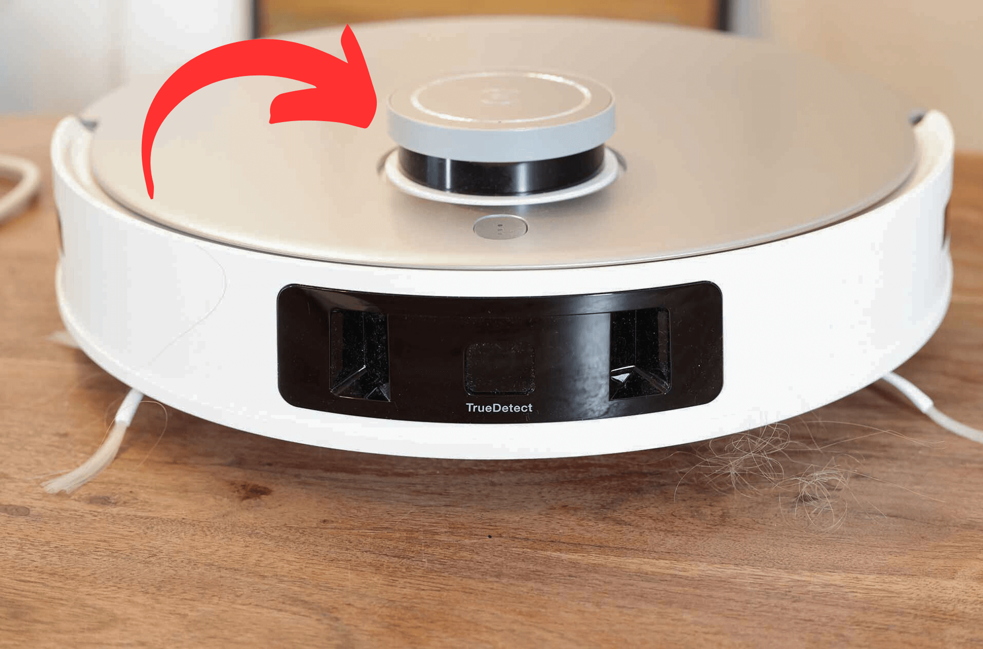 Der Laserturm des ECOVACS DEEBOT T20 Omni wird mit einem Finger berührt.